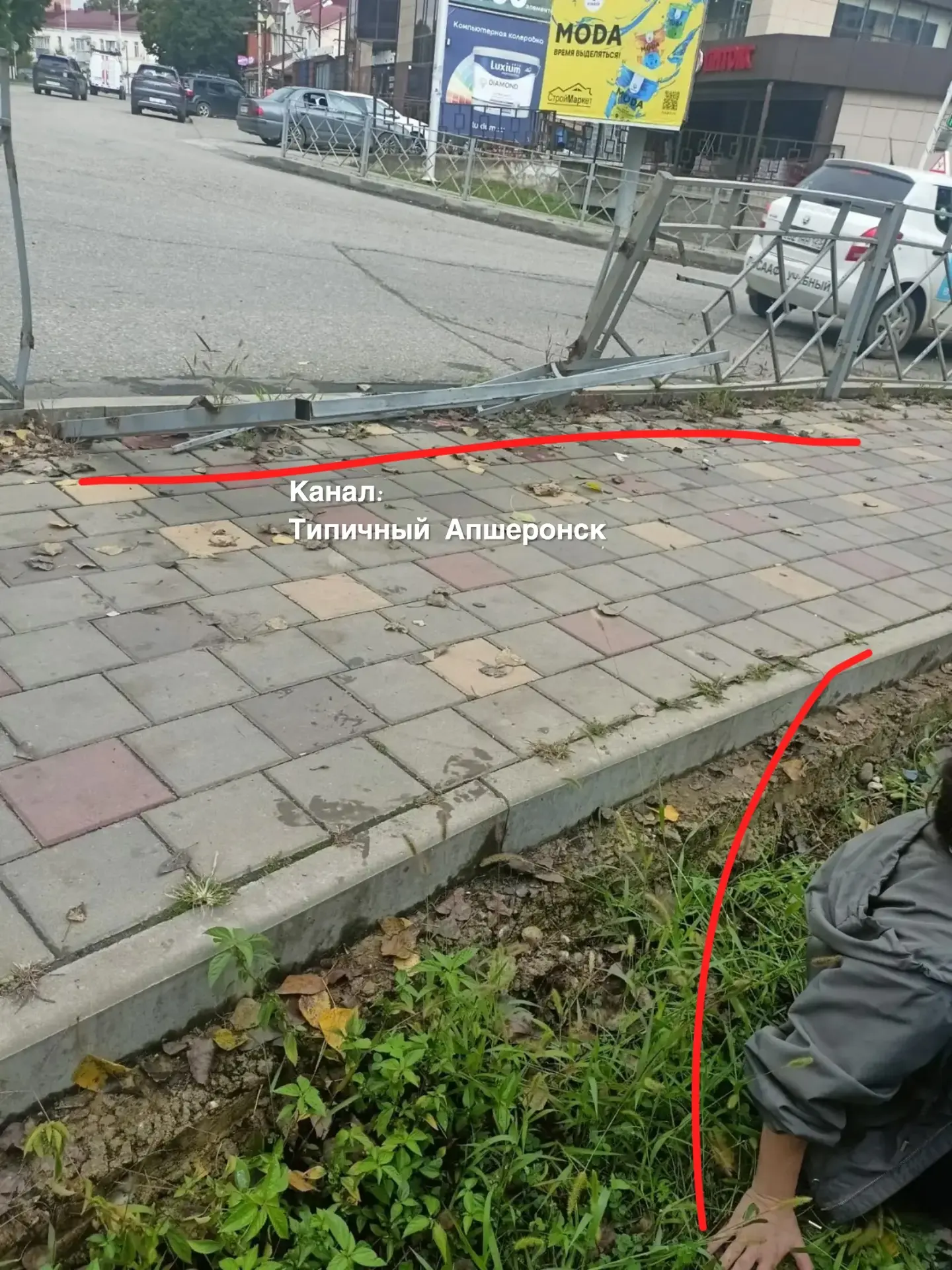 ‼️ На перекрёстке Коммунистическая — Комарова после недавнего ДТП осталось не огороженн...