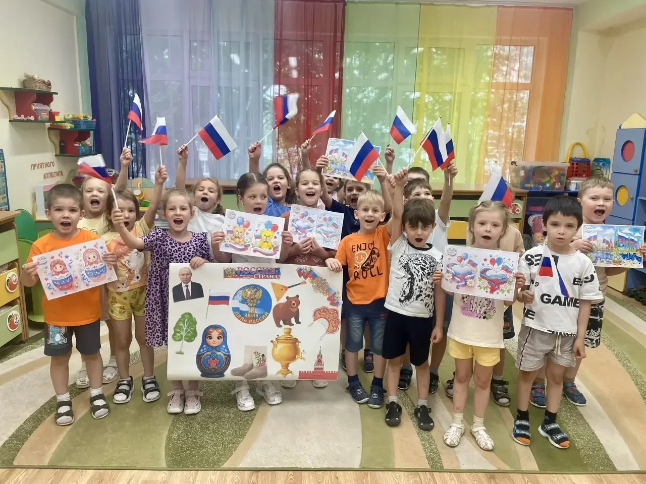 Группа «Яблочко» 🍎 
«Наша родина- Россия» 🇷🇺 
В этот день вокруг красиво: 
всюду флаги и цветы. 
