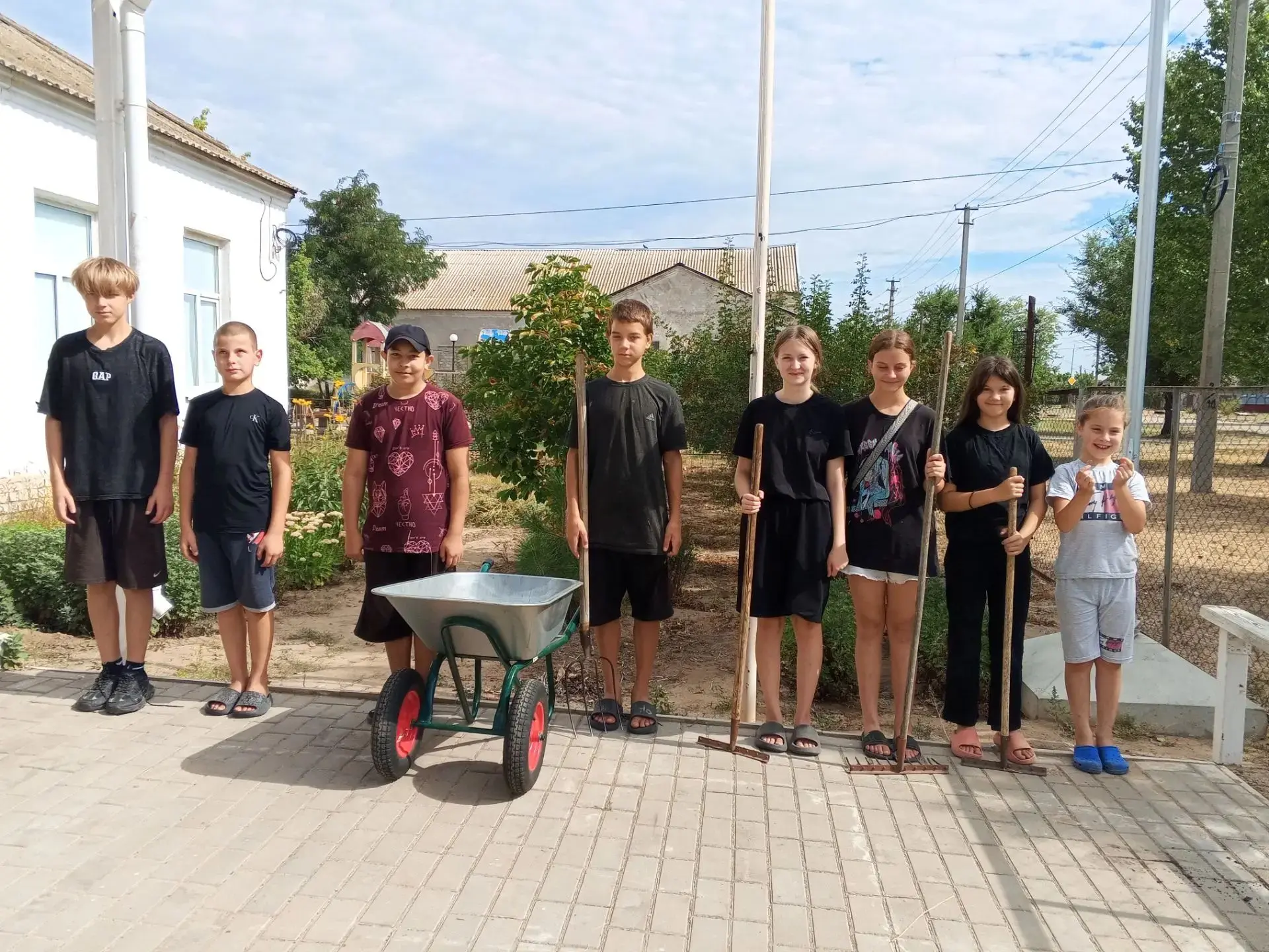🎉 Четвёртый день работы на пришкольном участке — и ребята снова в деле! 💪