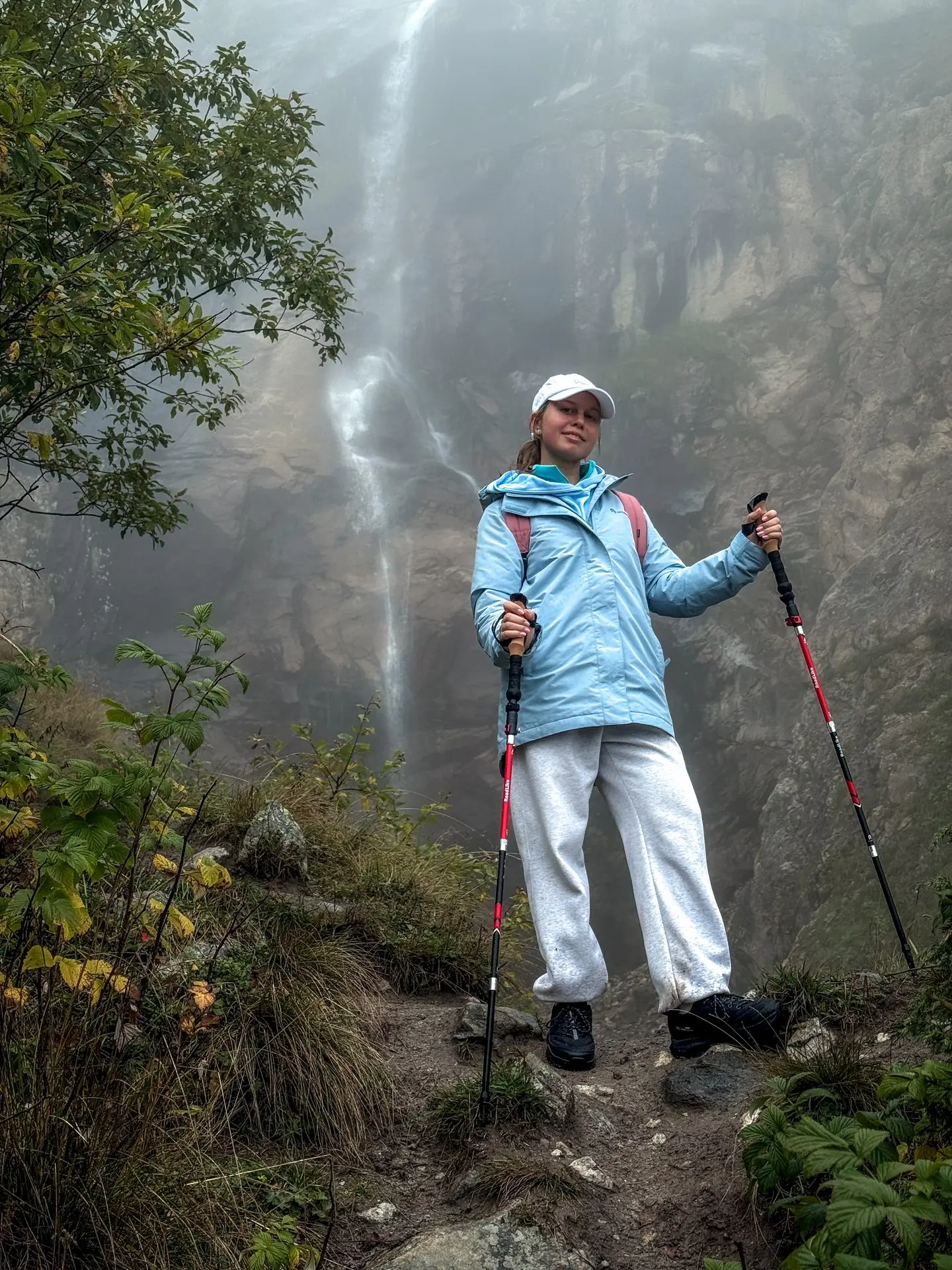 ⛰️ Первый день нашего путешествия в Безенги выдался довольно пасмурным и туманным, но б...