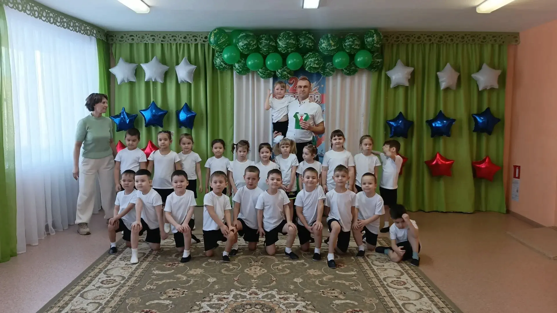 19 февраля в старшей группе "Бельчата" прошёл утренник, посвященный 23 февраля!
Праздник 23 февраля 