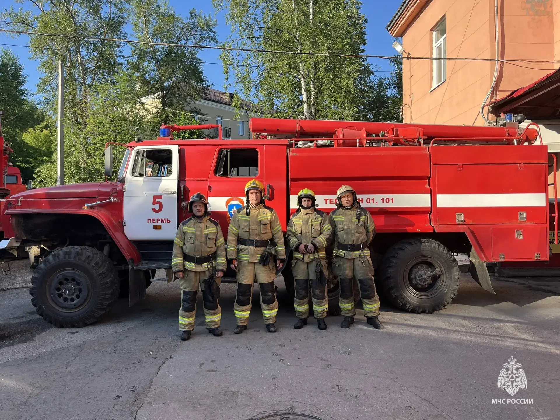 🚒 Огнеборцы МЧС России спасли двух человек на пожаре