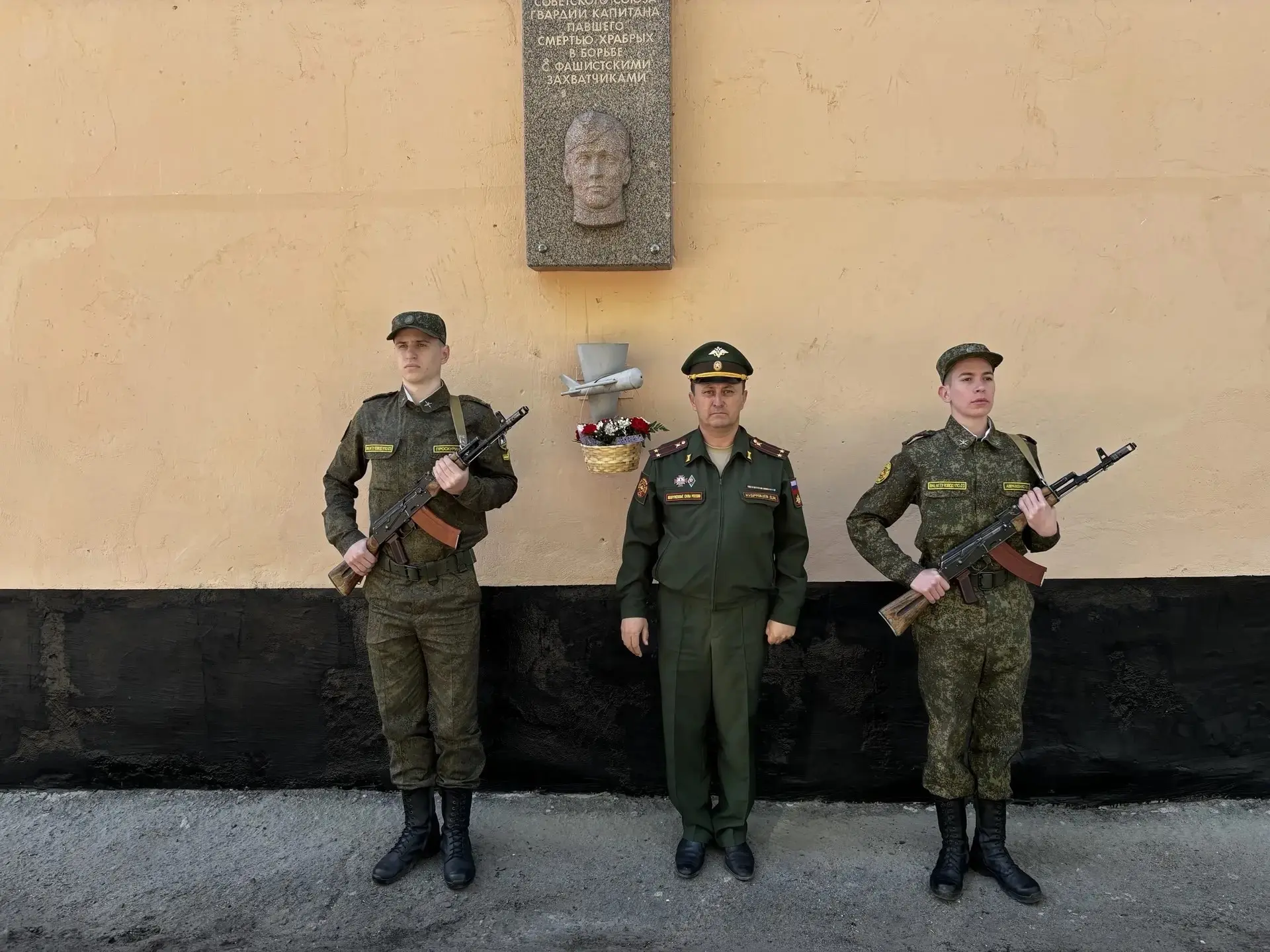 🎖️ С особым трепетом храним память о Герое   Студенты и преподаватели военного учебного центра прове