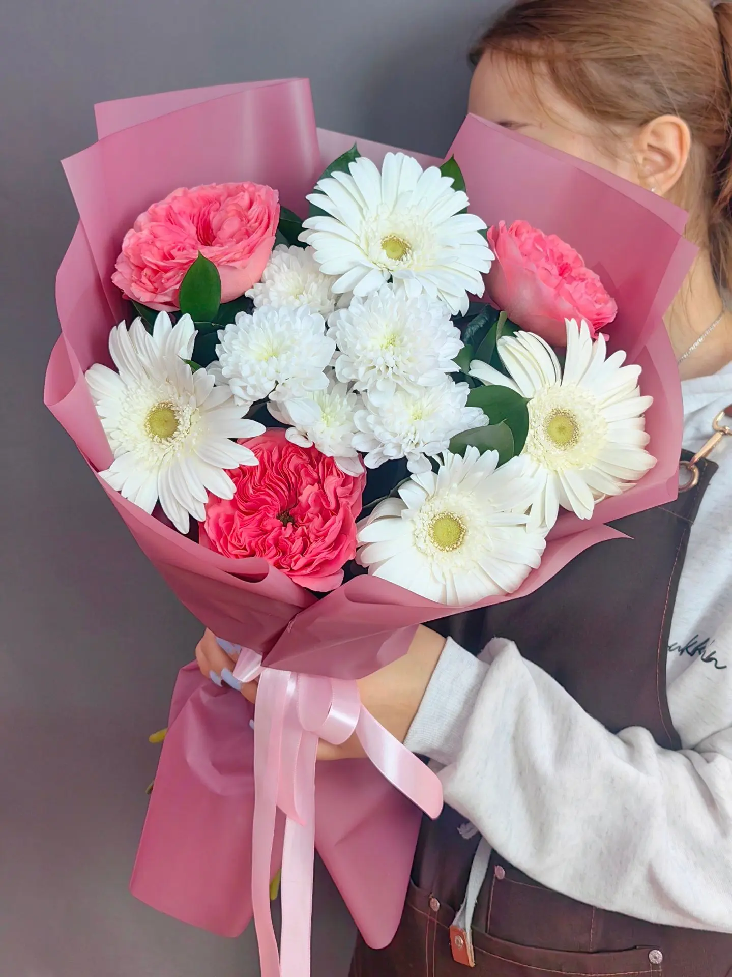 🥰Авторский букет с белыми диантусами и пионовидными розами