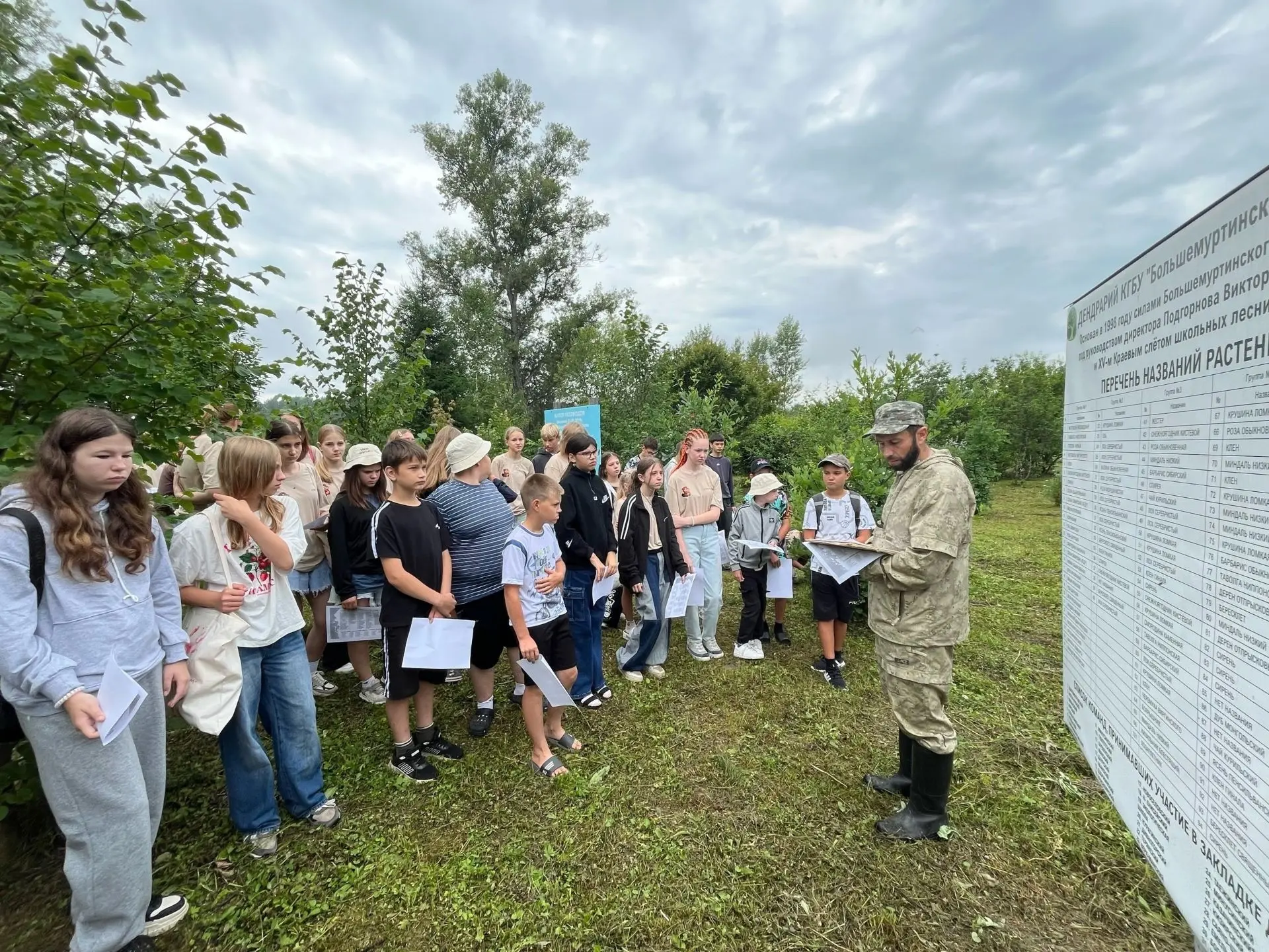 Инженер по лесопользованию Большемуртинского лесничества Дарья Васильченко  и лесничий Юксеевского у