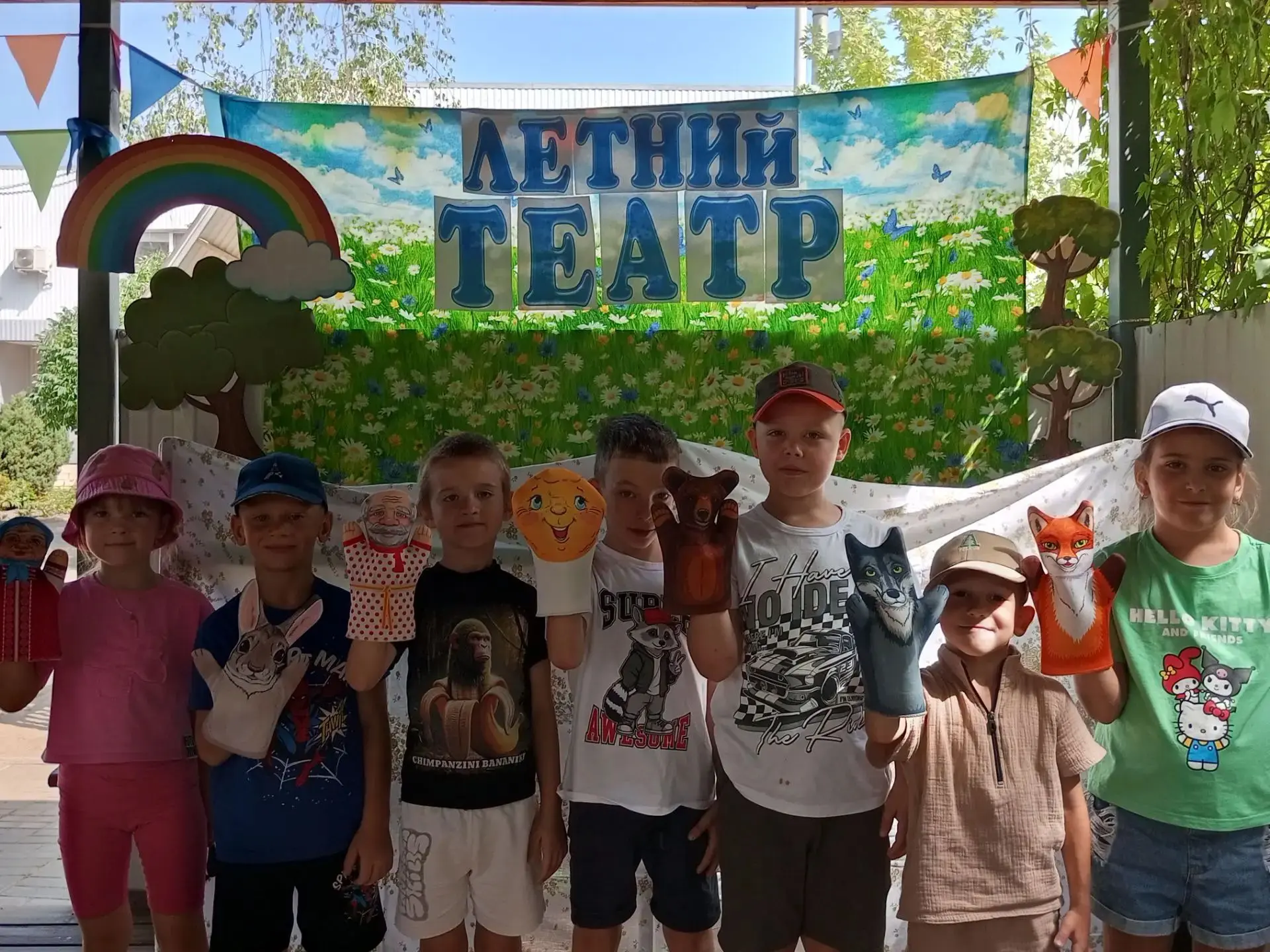 Ко Дню Летнего Театра група Топтыжки подготовила инсценирование 2 сказок Теремок и Колобок для детей
