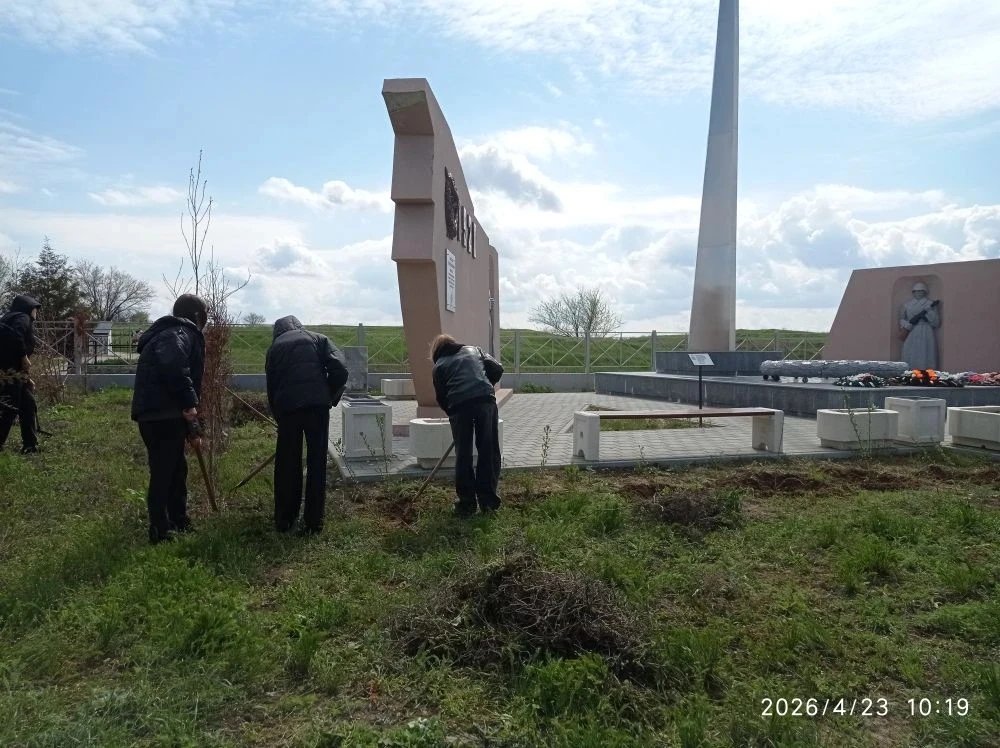 Сегодня с учащимися школы были на Братских Могилах, чтобы привести територию в порядок после зимы. Р