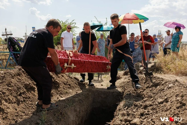 В Калачевском районе Волгоградской области проводили в последний путь погибшего во врем...