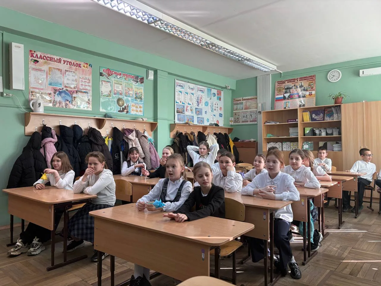 ✨ Настоящая весенняя сказка в 4 «Д»! ✨  Мальчишки превратились в истинных джентльменов и устроили дл