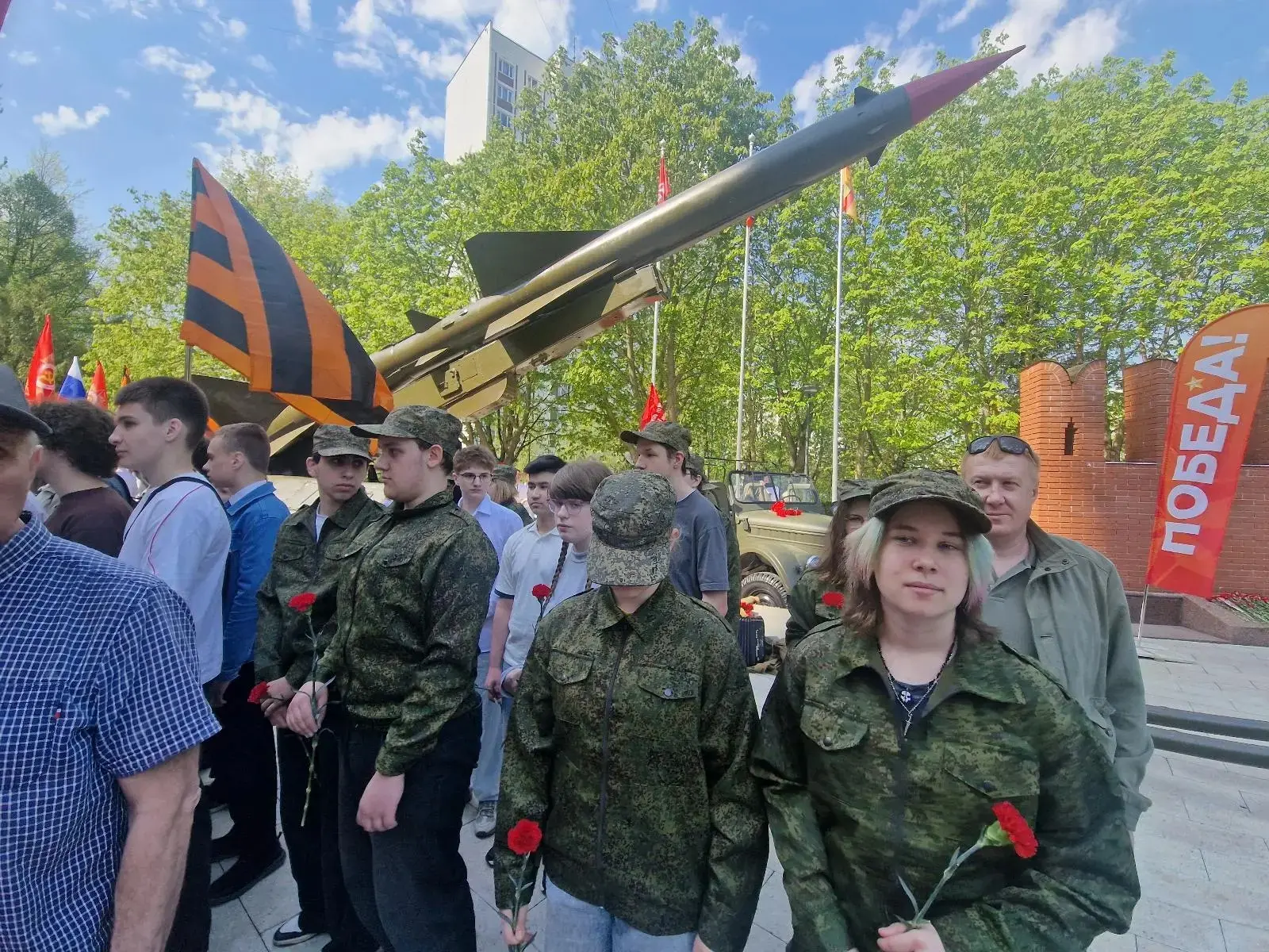 «Возложите цветы на могилу солдата, Он за нас воевал под Москвой когда-то. Возложите цветы и колено 