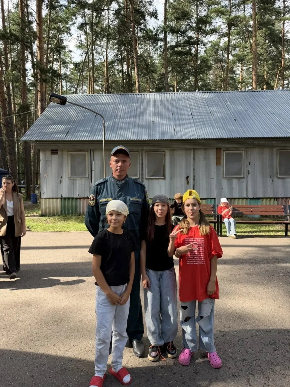 🚒 Пожарные устроили встречу для детей в лагере «Юный строитель»

Ребята смогли заглянуть в кабину п