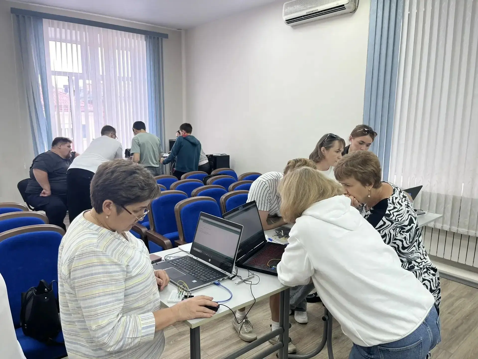 🎓 Наши педагоги повышают квалификацию в рамках проекта «Физико-химический прорыв»