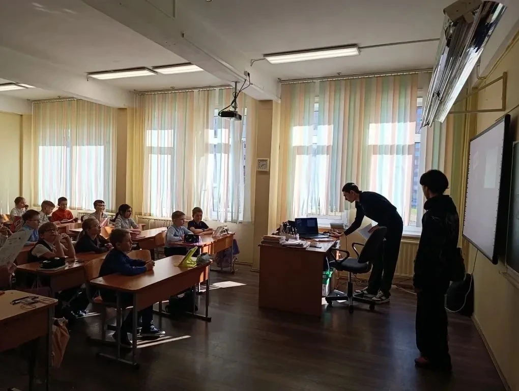Вчера в корпусе нашей школы на Яхтенной прошли мероприятия, приуроченные к Дню космонавтики. Ученики