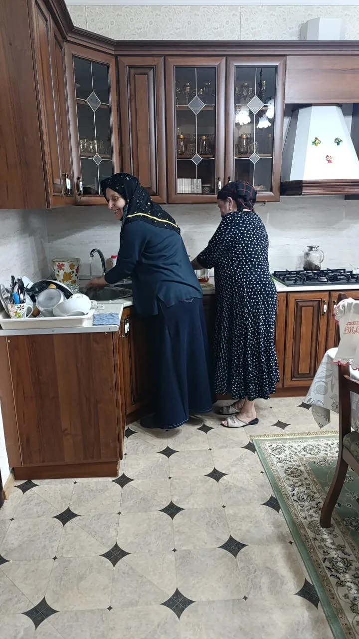 Социальные работники выполняют свои обязанности с заботой, терпением и ответственностью...