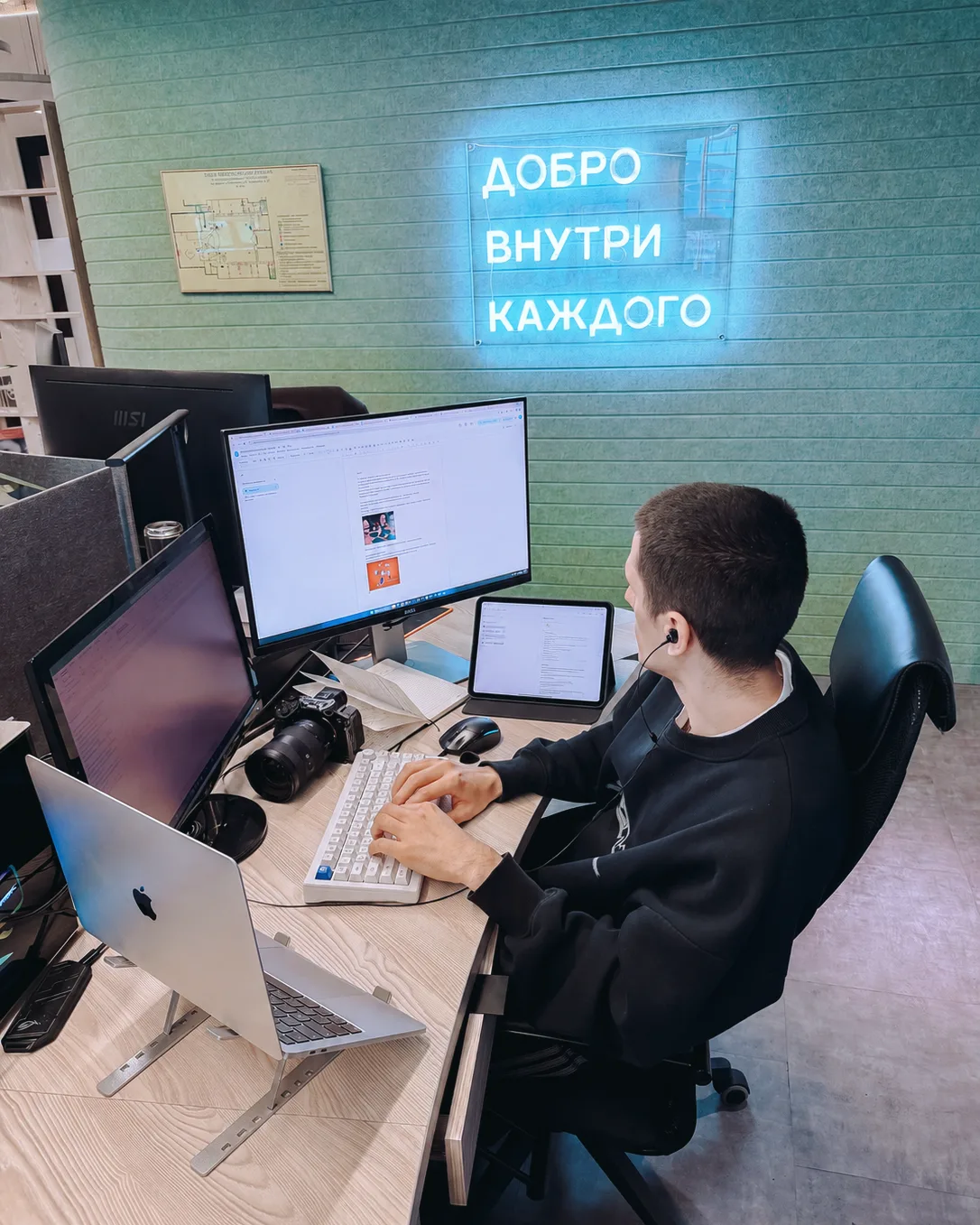 всем хорошей пятницы, И ВЛАДУ пятый монитор, чтобы успеть сдать контент к новому сезону...