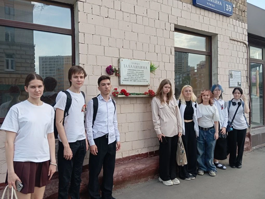 🌺 Акция «КРАСНЫЕ ГВОЗДИКИ»  🕯 Накануне 81-й годовщины Великой Победы десятиклассники нашей Школы поч