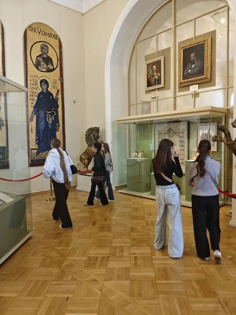 Путешествие сквозь века с 10Б классом 🏛️  Уроки истории не ограничиваются школьной доской. Учащиеся 