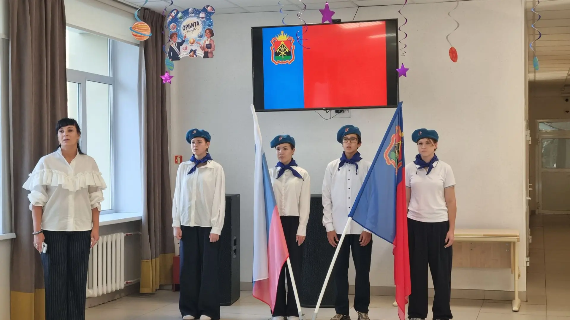 Понедельник в школе — по традиции линейка, гимн, поднятие флага — и вперёд, на «Разгово...