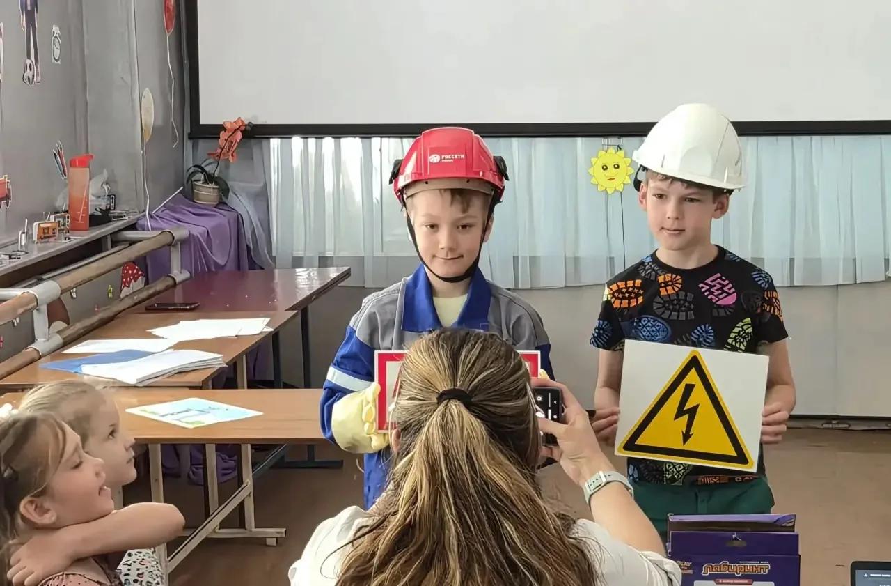 🔺8 июня  2026 года прошло мероприятие -  УРОК ПО ЭЛЕКТРОБЕЗОПАСНОСТИ🔌💡!
Сотрудник Филиала ПАО "Ро