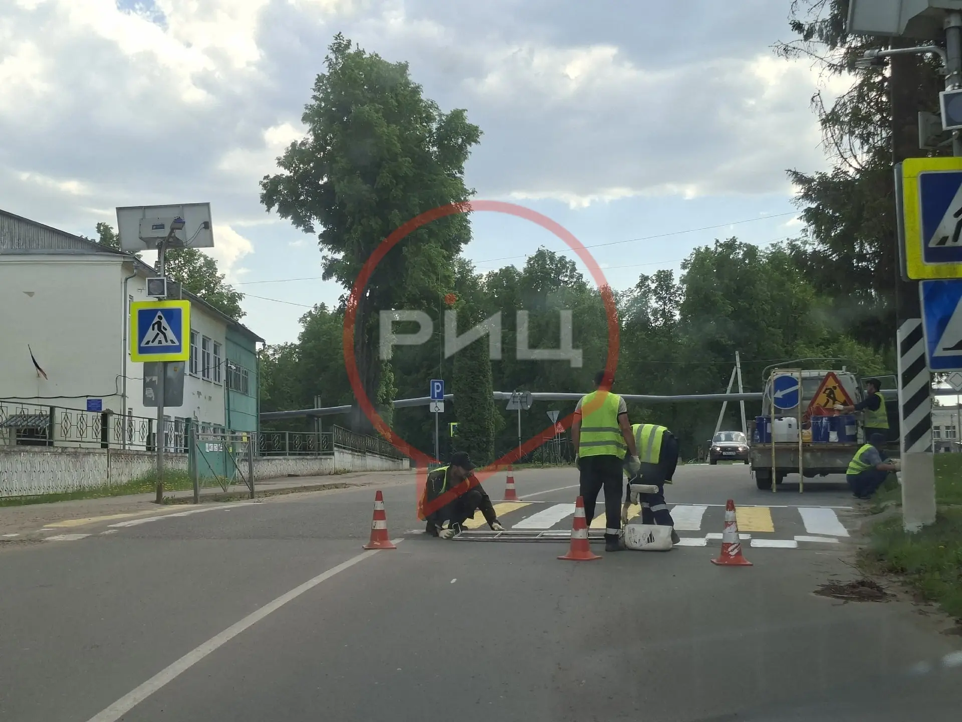 #Будьвкурсе В Ермолине сотрудники подрядчика обновляют дорожную разметку. Движение транспорта ограни