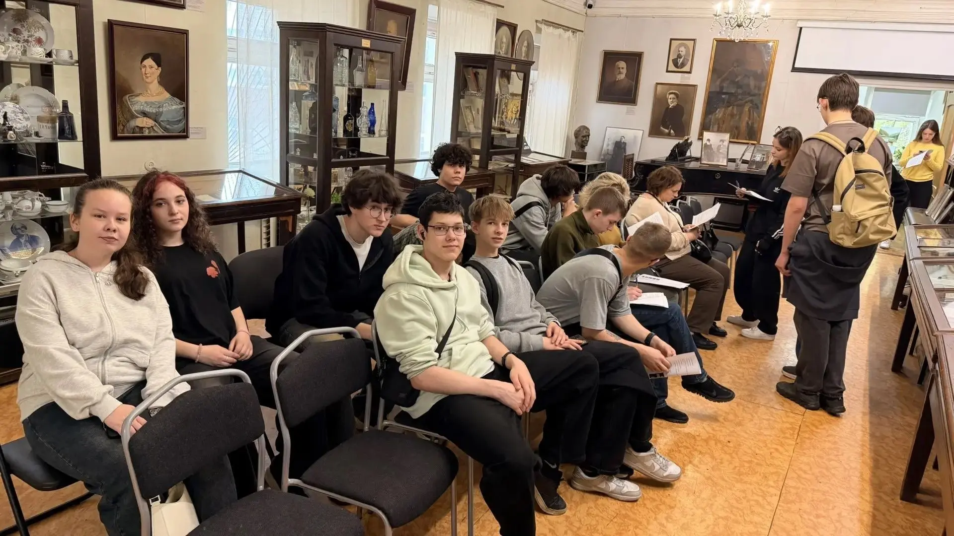 🔎 Урок-расследование в музее: 10 «Б» изучает историю финансов  В рамках проекта «Учебный день в музе