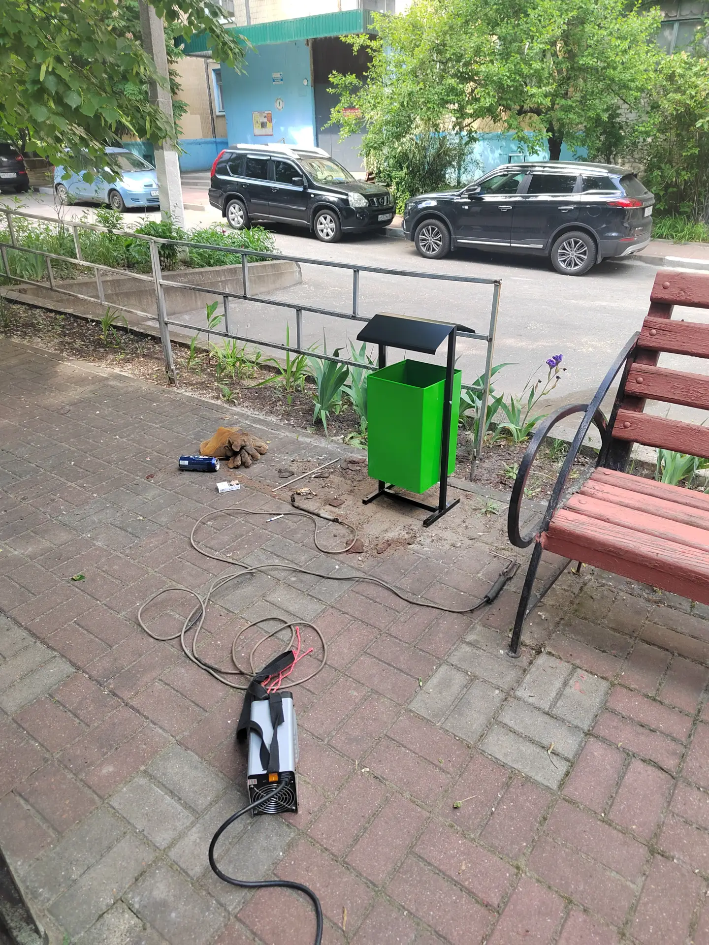По адресу ул.Королева д.18 произвели работы по замене старых мусорных урн на новые.