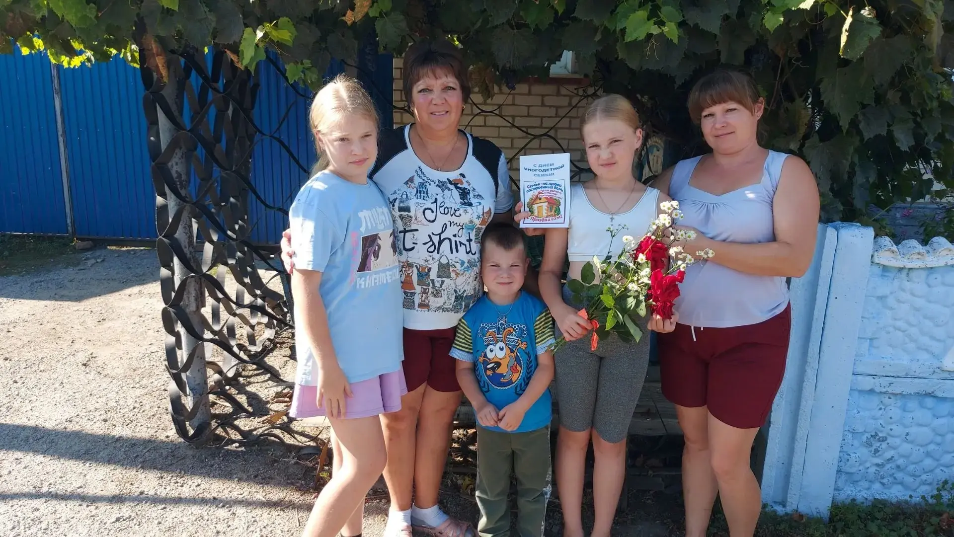 Сегодня сотрудники доброивановского ДК от всей души поздравили многодетные семьи свооей...