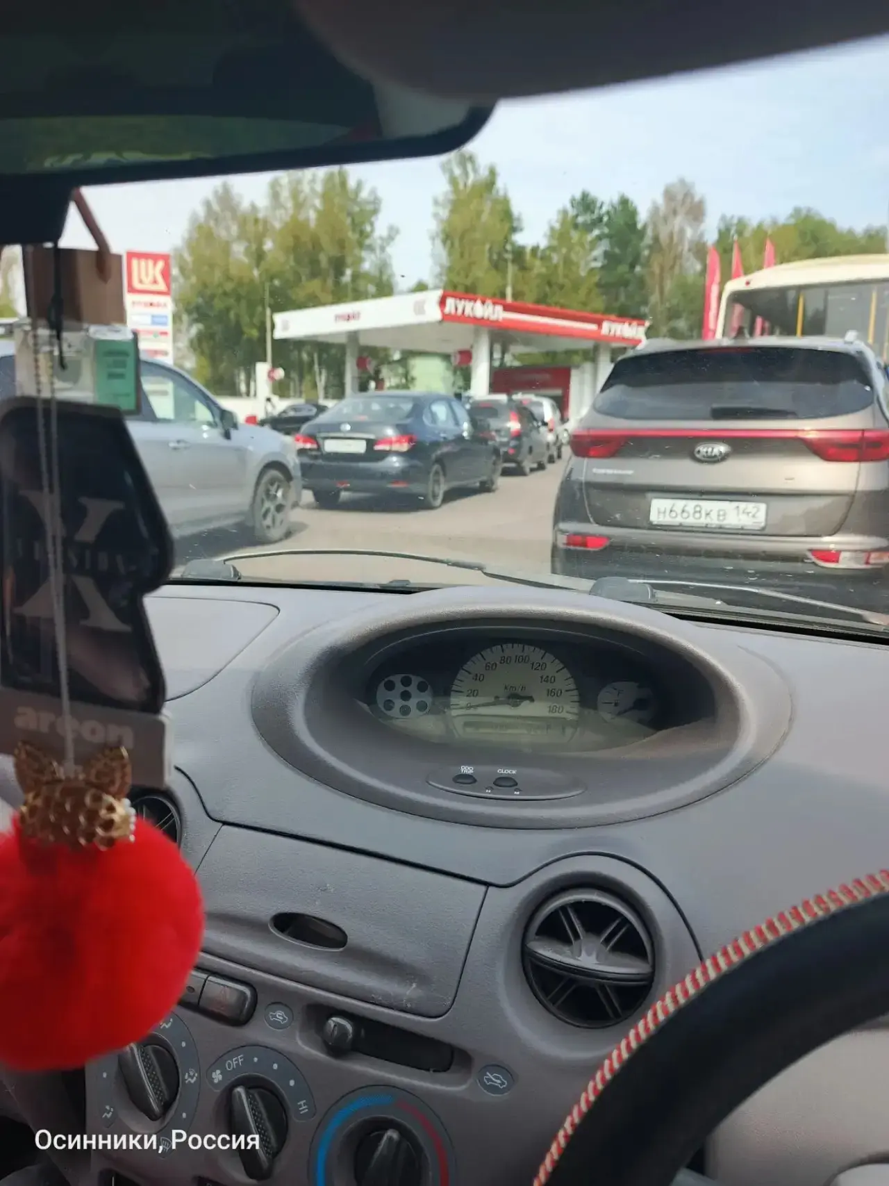 ⛽️ Бензин только на Лукойл, очередь уже приличная. 92,95 в наличии