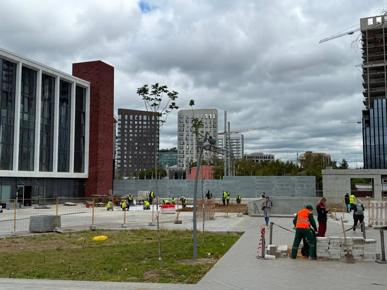 У будущего городского вокзала «Серп и Молот» продолжается благоустройство: рабочие укла...