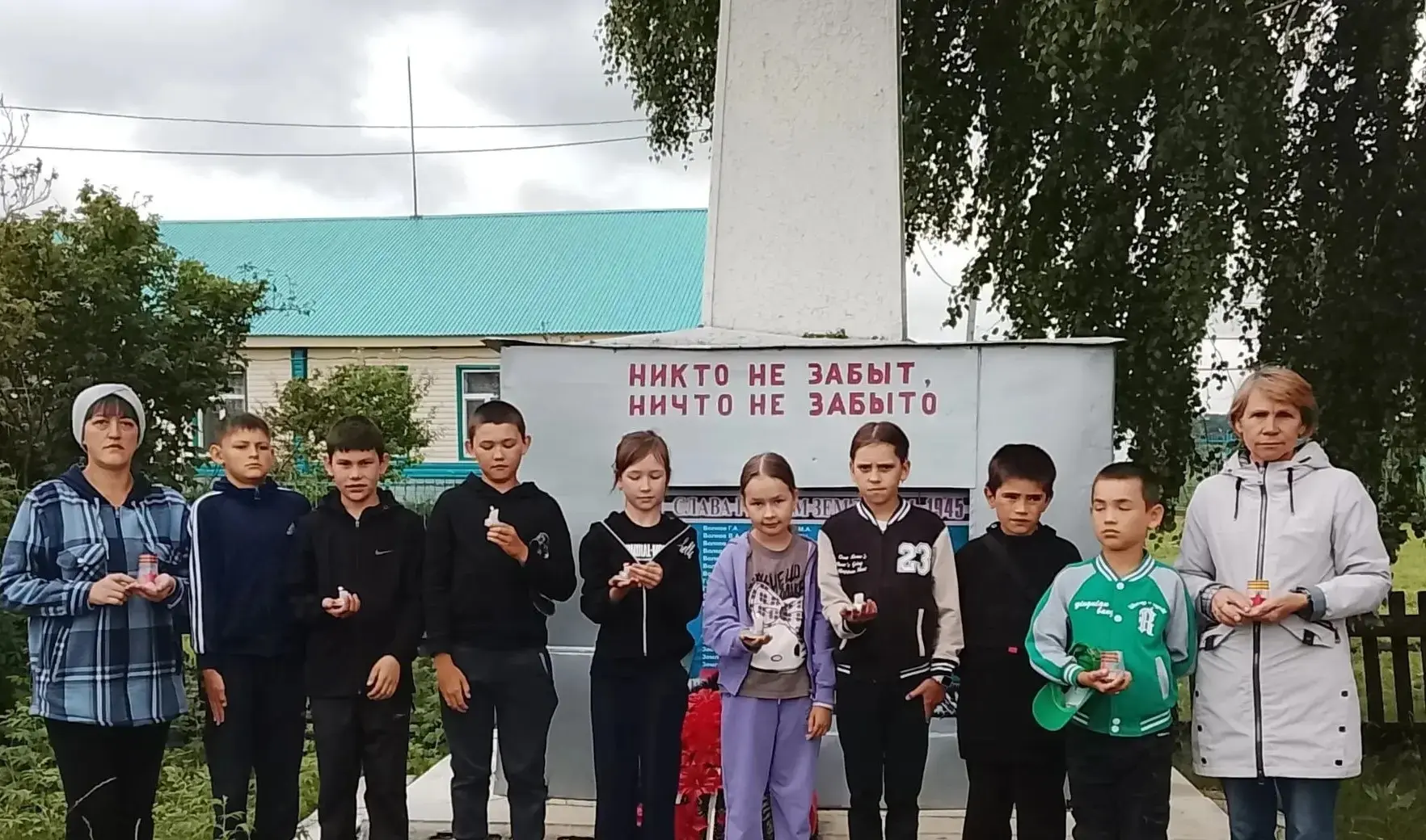 Провели акцию "Свеча памяти". Зажгли свечи у обелиска погибшим воинам Великой Отечестве...