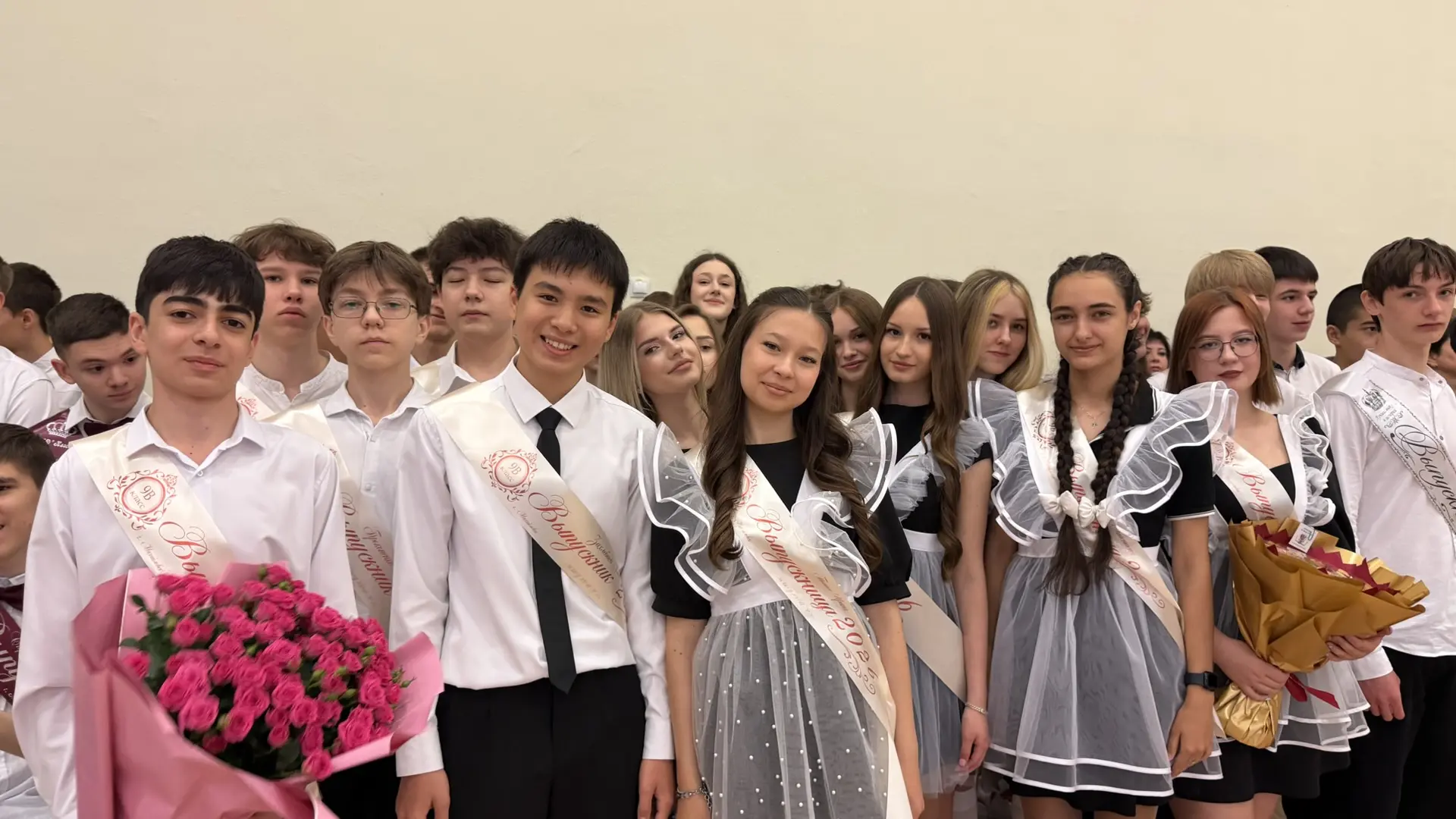 🎓 С праздником, выпускники!  Сегодня, 26 мая 2026 года, наш школьный двор снова наполнился звуками п