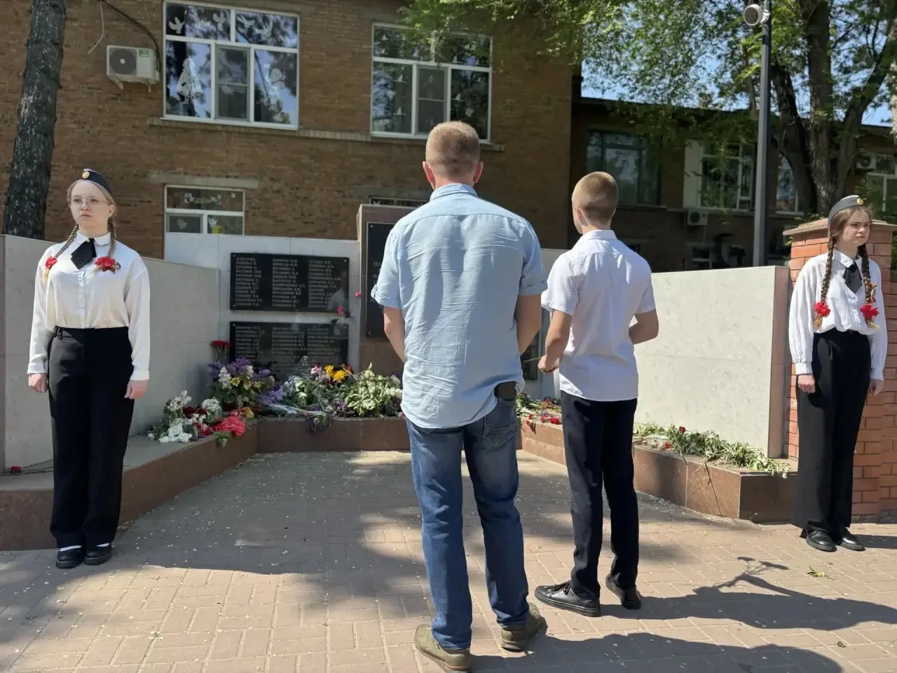 🇷🇺Сегодня, в День 9 Мая, ученицы 11А класса нашей школы несли Вахту памяти у мемориала, расположенно
