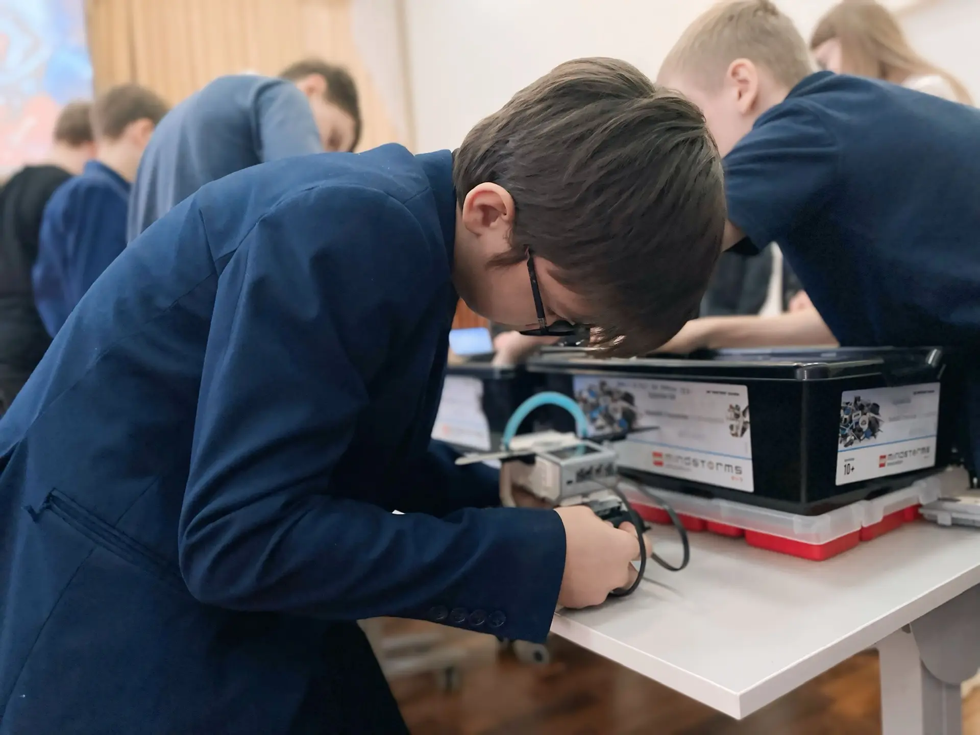 В нашей школе прошёл фестиваль технического творчества! Ребята из космических классов управляли «лун
