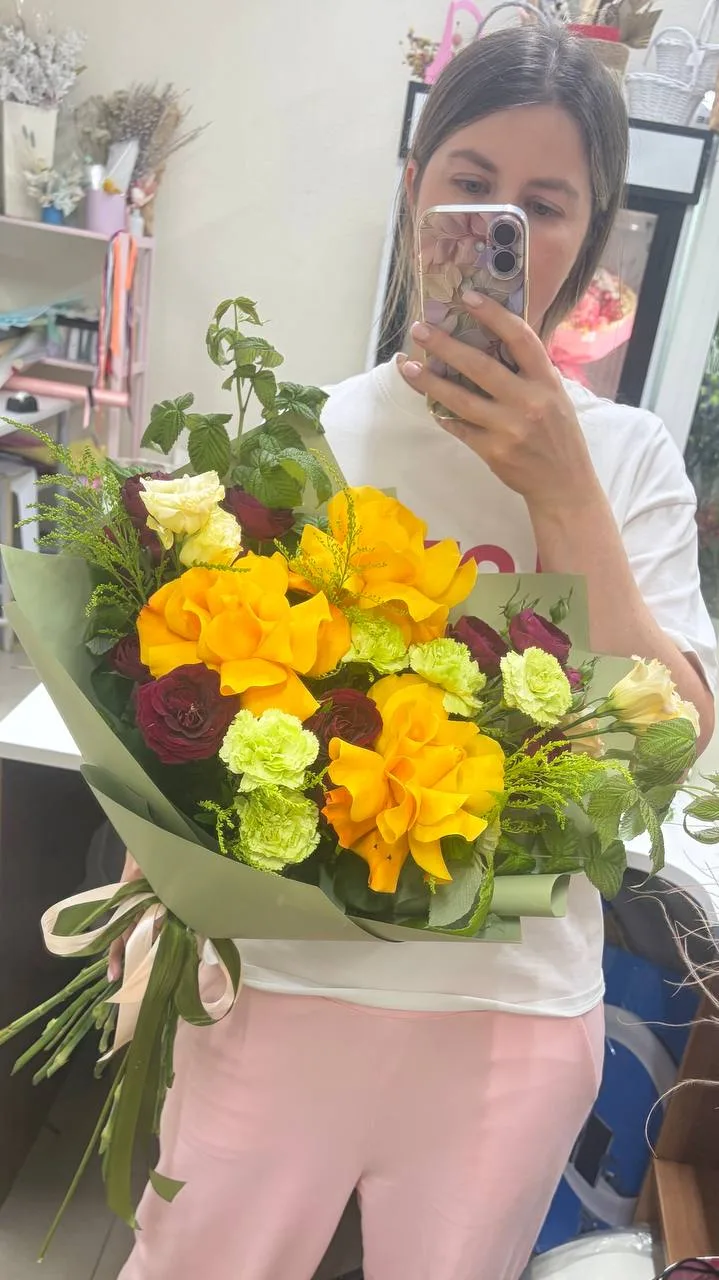 🍹Букет с яркой французской розой ищет хозяйку и свободную вазу 

🙋‍♀️Готов сменить дом всего за 60