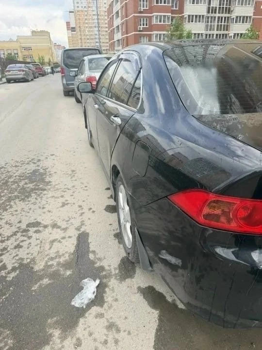 ⚡️ На Елецком неизвестные сбросили пакет с водой на припаркованную машину — у авто сильно помяло кры