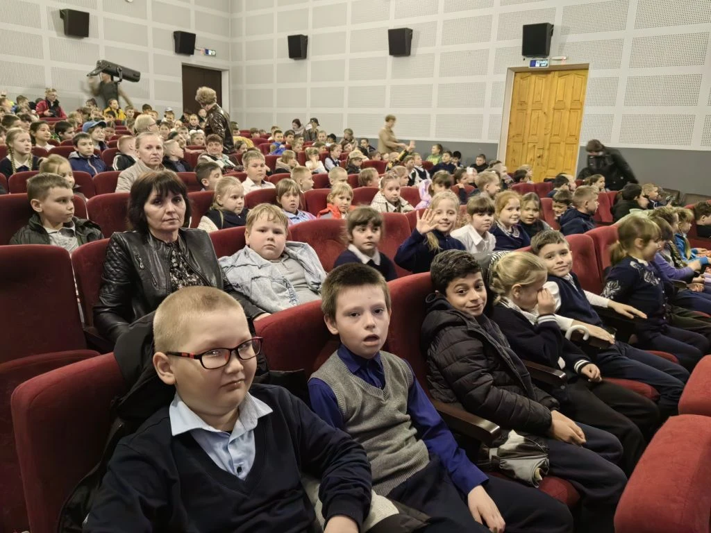 Сегодня все учащиеся  нашей школы побывали на спектакле Орловского государственного ака...