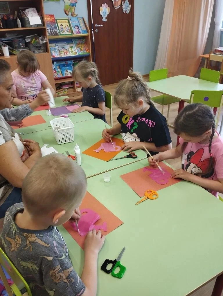 Аппликация в старшей группе "Лейка с цветами "
Цель:развивать воображение, творчество, эстетический 