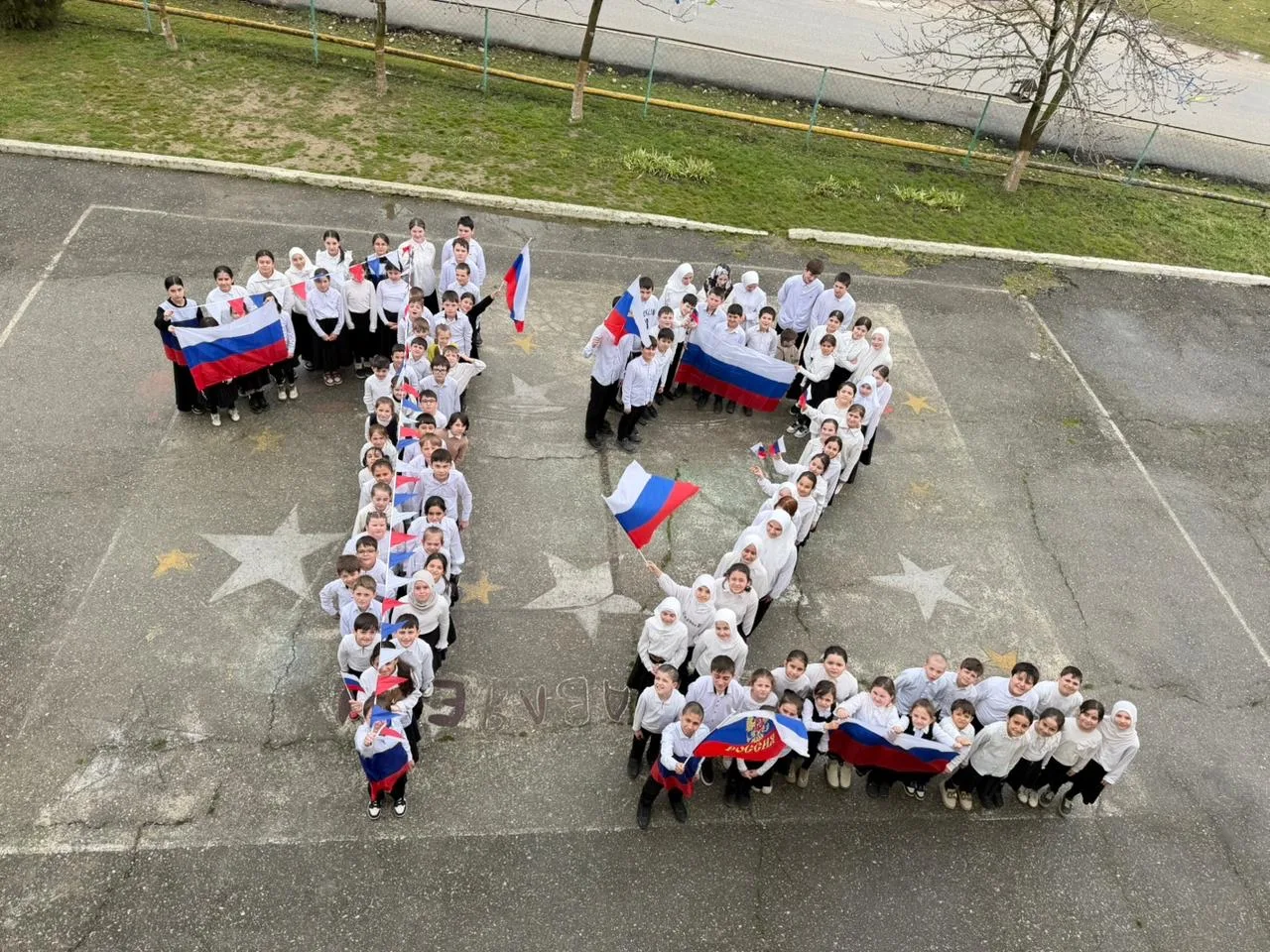 «12 лет вместе»: в школах Новолакского района прошли патриотические флешмобы  В образовательных учре