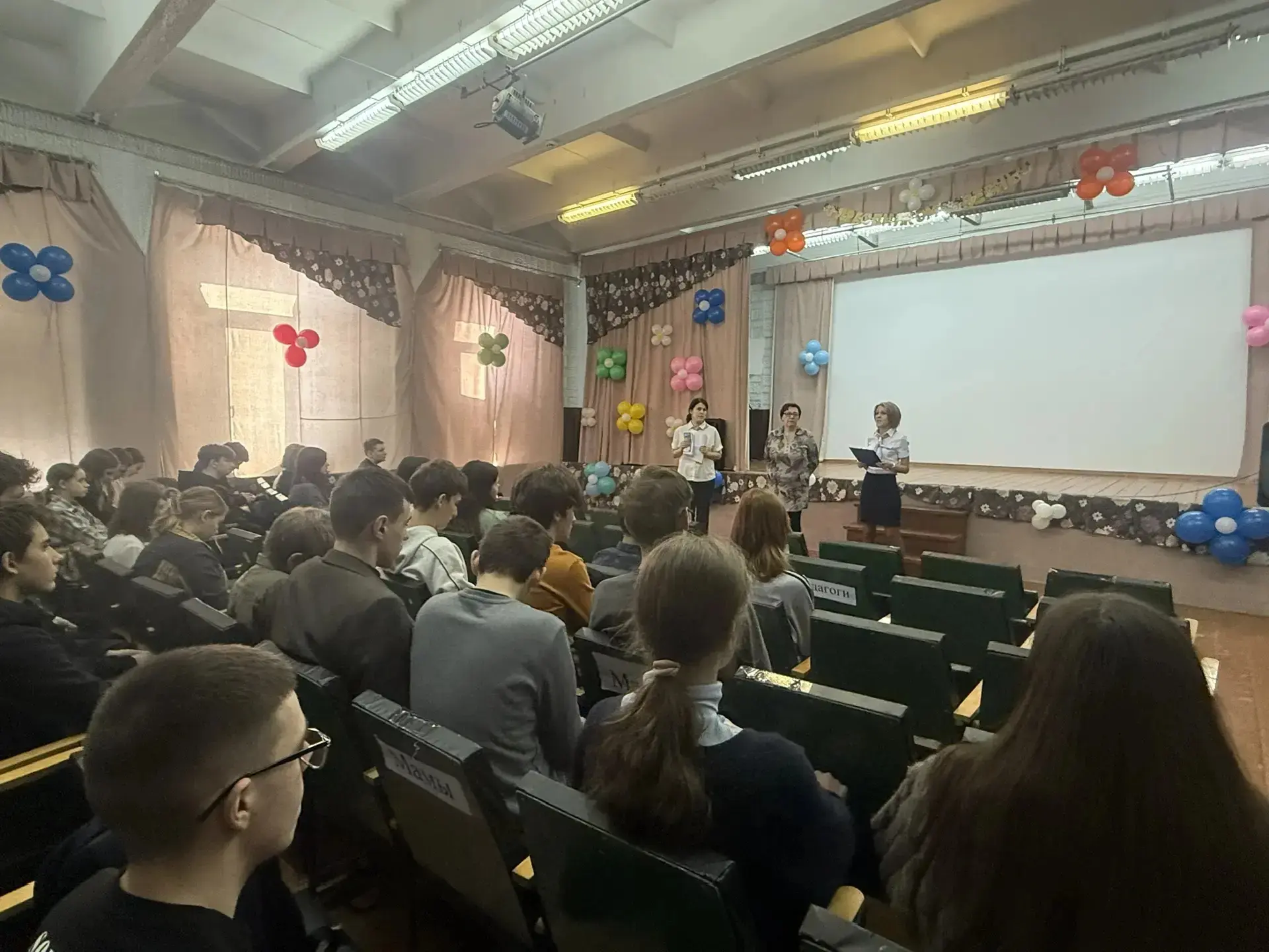 👨‍🏫Профориентационный выезд в МБОУ Ярцевскую среднюю школу №7. В мероприятии приняли участие сотру