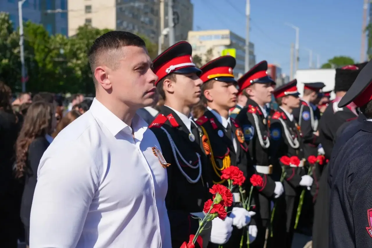 Празднование Великого Дня Победы началось с возложения цветов к Вечному огню на Площади Памяти Герое
