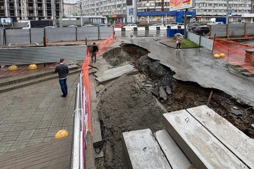🚧 У ТЦ «Европа» в Новосибирске размыло тротуар