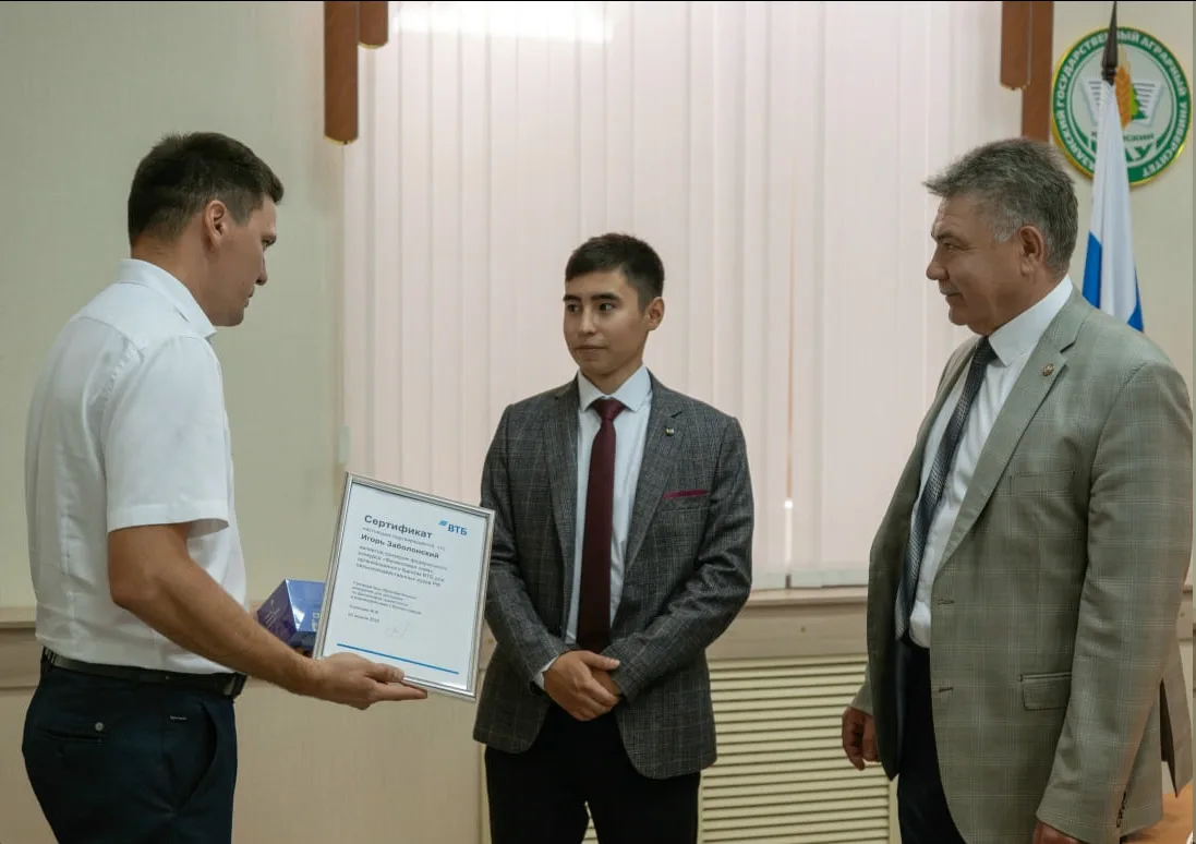 Поздравляем нашего студента с победой в престижном Всероссийском конкурсе!

16 июня состоялась торже