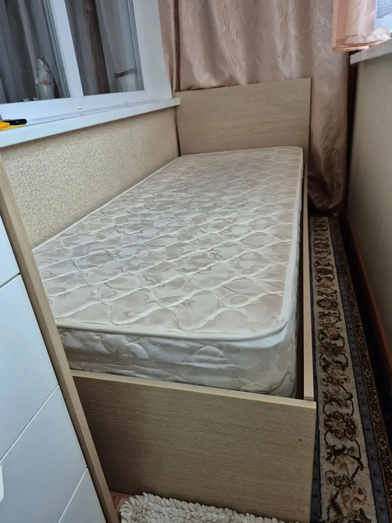 Продается кровать (размер 85×200).   Цена 2000 ₽. Тел: 89183824660.