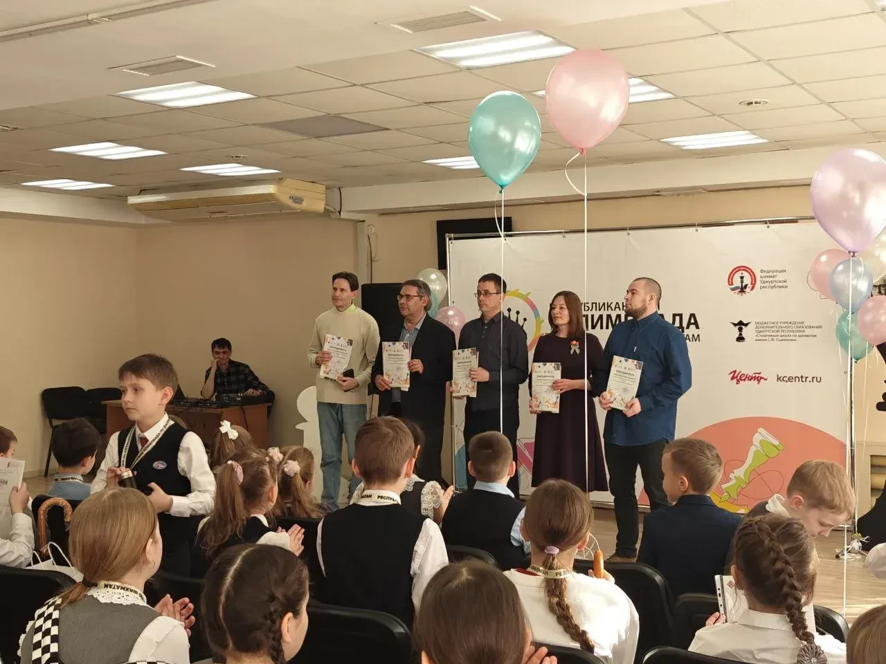 🏆 Блестящая победа наших шахматистов! Учащиеся 1-4 классов нашей школы достойно представили учебное 