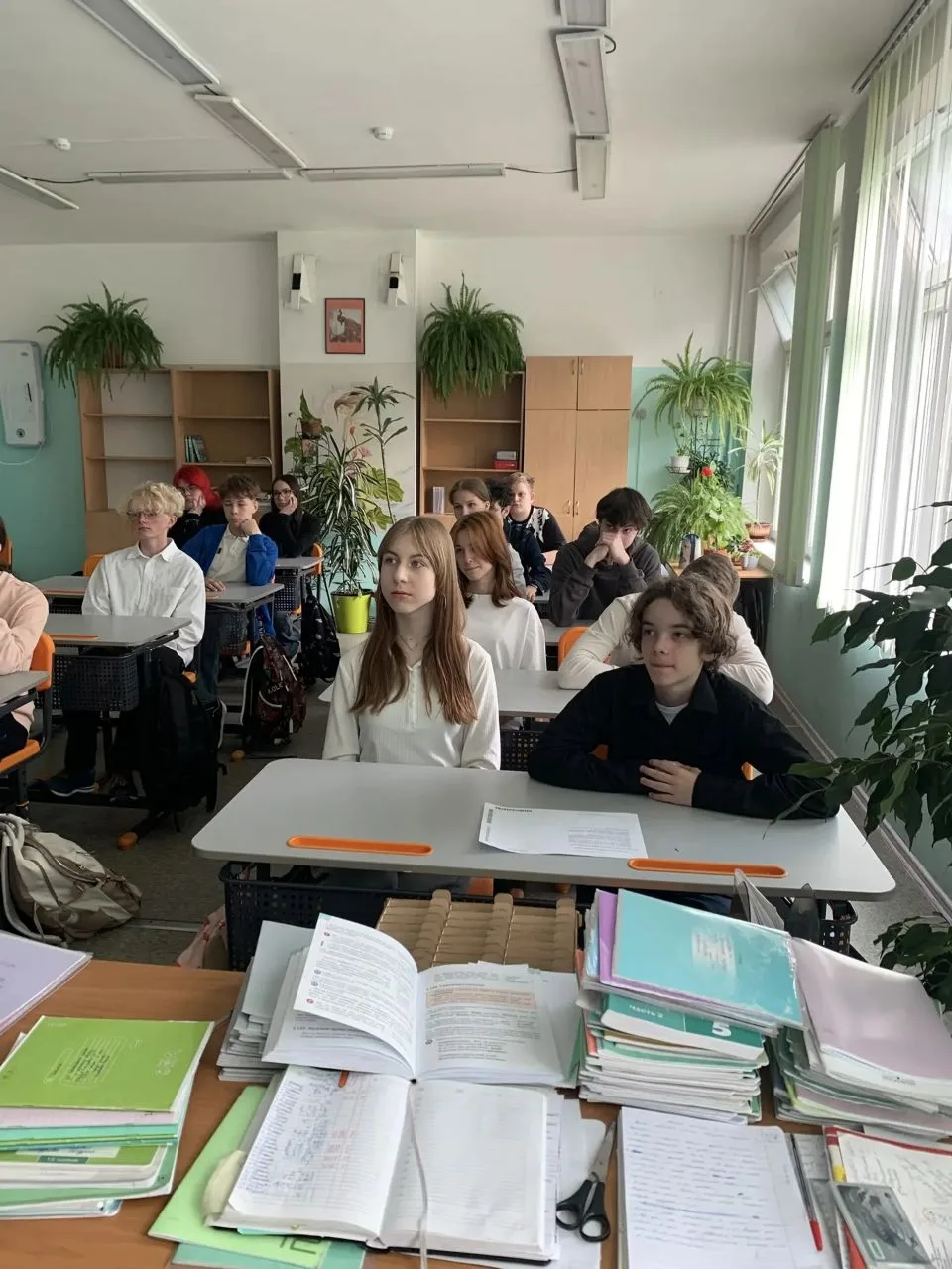 🇷🇺 В понедельник наша школа по традиции начала неделю с торжественного поднятия флага и исполнения г