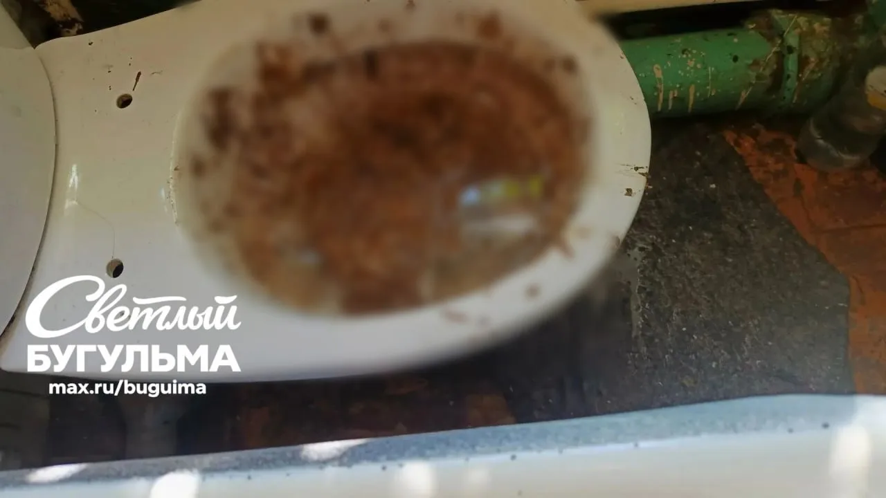 💧 Жители дома в Бугульме вновь пожаловались на бездействие коммунальных служб

Жители дома №24 на у