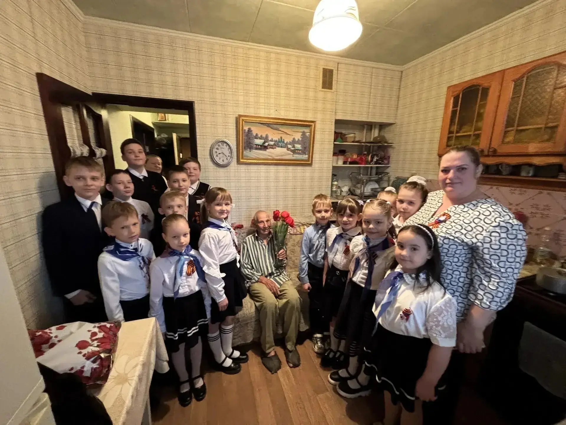Учащиеся 2Б и 6А классов выразили глубокое уважение и сердечную радость, поздравляя Ива...