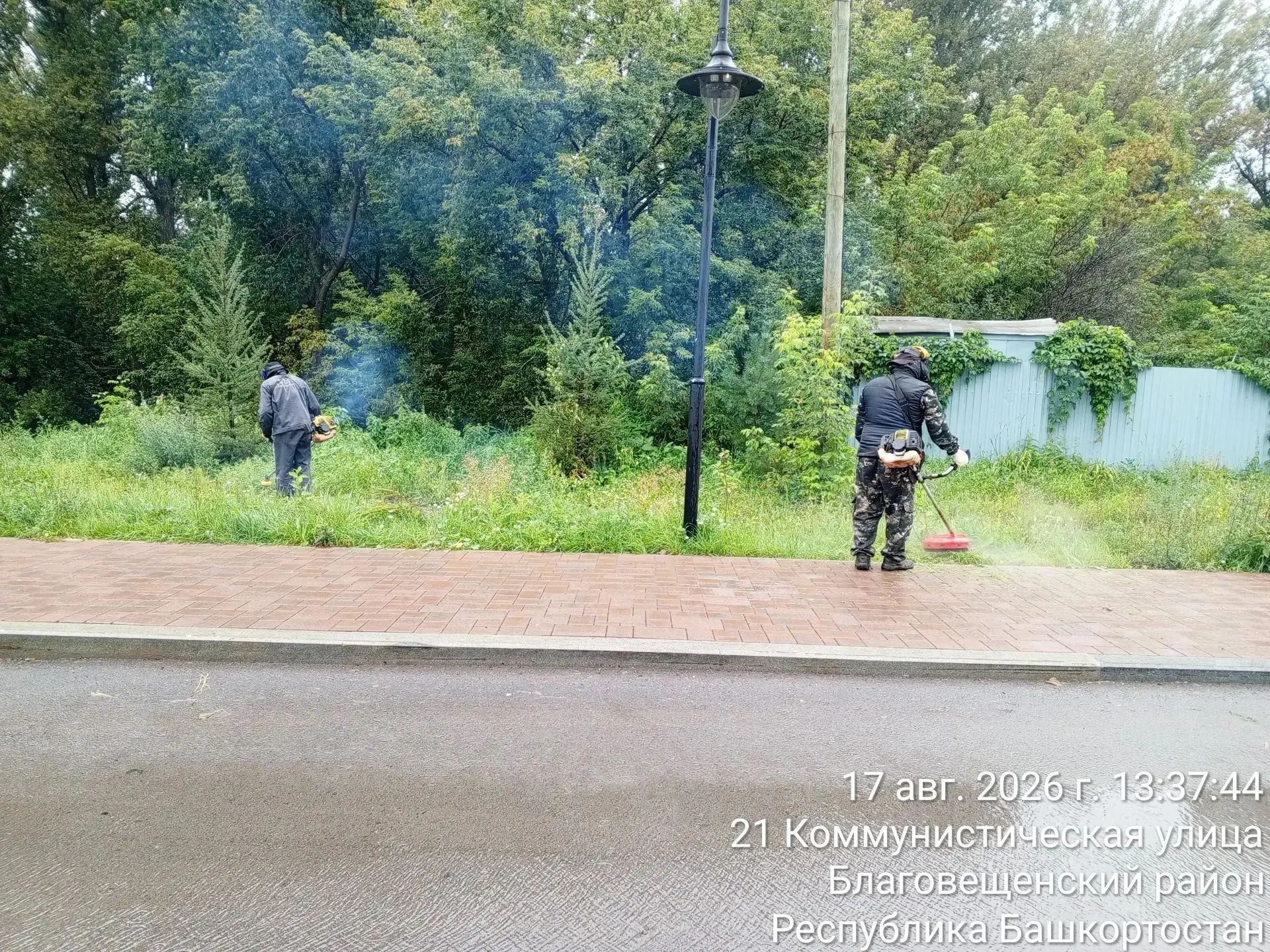 Погода сегодня была капризной, но это не остановило работу по благоустройству города. С...