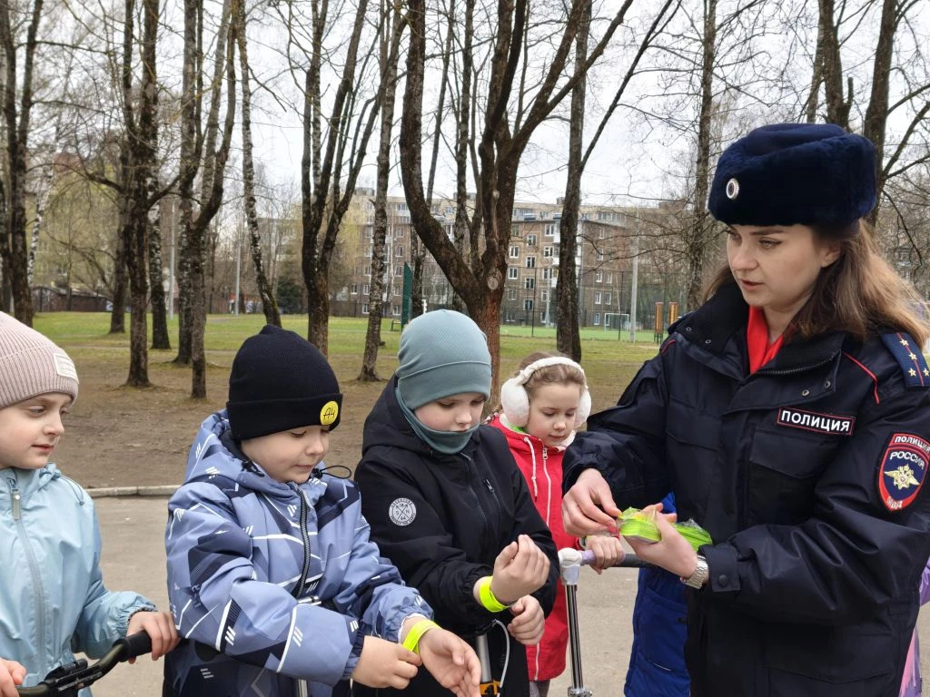 🚦 С наступлением тепла наши первоклассники всё чаще проводят время на свежем воздухе — катаются на в