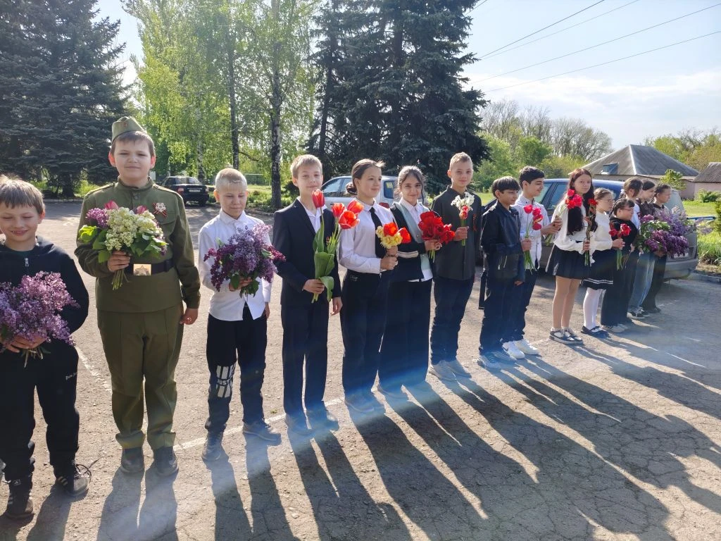 ✨В преддверии праздника Великой Победы, ученики 1-9 классов почтили память героев, возл...